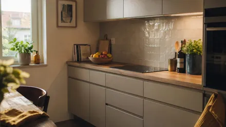 Moderne renovierte Küche mit neuen Möbeln und Arbeitsplatte